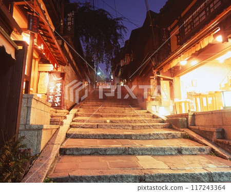 京都祗園,Dynasty坂(Masanzazaka)/也被稱為Miyasaka /“國家指定重要傳統建築群保護區” 京都祗園,Dynasty坂(Masanzazaka)/也被稱為Miyasaka /“國家指定重要傳統建築群保護區” 117243364