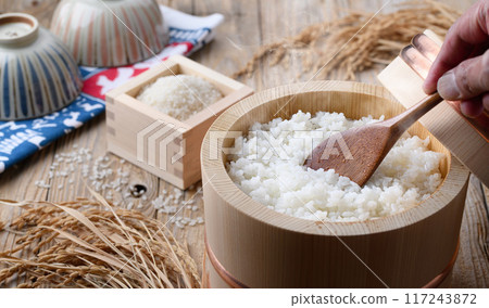 碗裡新鮮煮熟的米飯（舊板背景） 117243872