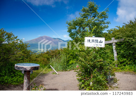 從日本群馬縣淺間角山頂俯瞰 200 座名山的壯麗景色 從日本群馬縣淺間角山頂俯瞰 200 座名山的壯麗景色 117243983