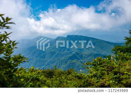 從日本群馬縣 200 座名山淺間隱山山頂欣賞花間山的壯麗景色 從日本群馬縣 200 座名山淺間隱山山頂欣賞花間山的壯麗景色 117243989