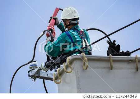 Electrical work: Power transmission and distribution line construction, high-altitude work in progress Electrical work: Power transmission and distribution line construction, high-altitude work in progress 117244049