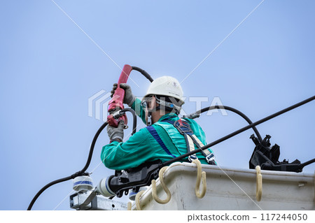 Electrical work: Power transmission and distribution line construction, high-altitude work in progress Electrical work: Power transmission and distribution line construction, high-altitude work in progress 117244050