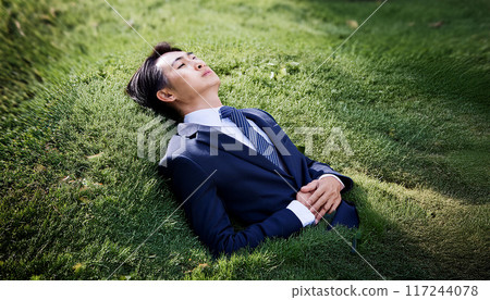 埋在草坪裡的商人（AI 生成的圖像） 117244078