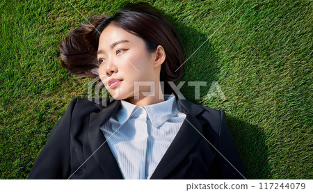 一個女人躺在草地上(AI 生成的圖像) 一個女人躺在草地上(AI 生成的圖像) 117244079