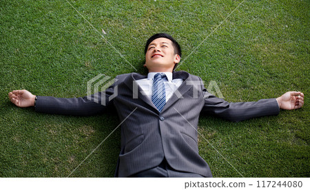 一個人躺在草地上(AI 生成的圖像) 一個人躺在草地上(AI 生成的圖像) 117244080