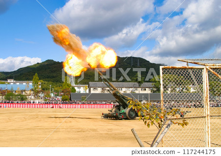 日本陸上自衛隊155公厘榴彈砲FH-70射擊瞬間 日本陸上自衛隊155公厘榴彈砲FH-70射擊瞬間 117244175