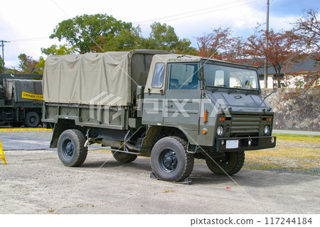 停放的陸上自衛隊中型卡車 停放的陸上自衛隊中型卡車 117244184