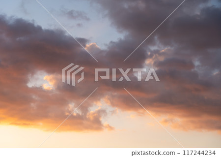 在夕陽下沾染的雲 117244234