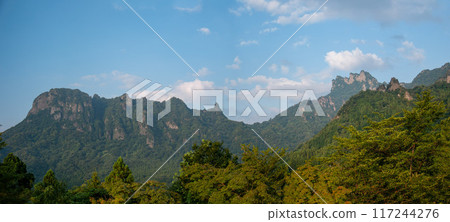 日本群馬縣金溪山崎嶇妙義山的壯麗景色 日本群馬縣金溪山崎嶇妙義山的壯麗景色 117244276