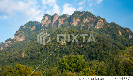 日本群馬縣白雲山崎嶇妙義山的壯麗景色 日本群馬縣白雲山崎嶇妙義山的壯麗景色 117244277