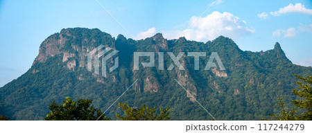 日本群馬縣金溪山崎嶇妙義山的壯麗景色 日本群馬縣金溪山崎嶇妙義山的壯麗景色 117244279