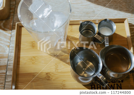 玻璃杯加冰、牛奶和濃咖啡 玻璃杯加冰、牛奶和濃咖啡 117244800