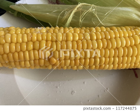 Boiled sweet corn with large kernels Boiled sweet corn with large kernels 117244875