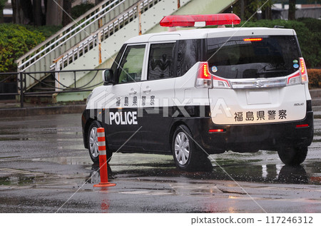 雨天福島縣警察巡邏車在路上行駛 雨天福島縣警察巡邏車在路上行駛 117246312