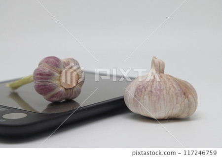 head of garlic on electronic kitchen scales, proper nutrition, take into account calories. 117246759