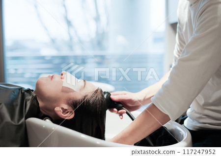 beautician, beauty artist, coiffeur 117247952