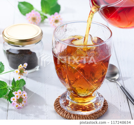 冰路易波士茶 奢華下午茶時間 下午茶時間 (下午茶時間) 紅茶和鮮花 117248634