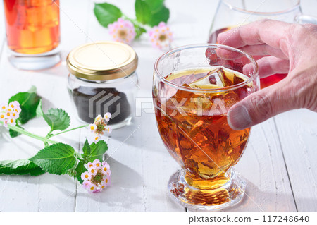 冰路易波士茶 奢華下午茶時間 下午茶時間 (下午茶時間) 紅茶和鮮花 117248640