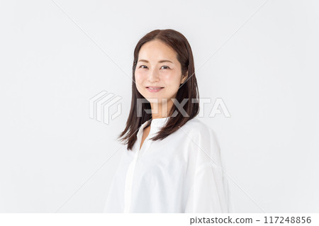 Middle female portrait 117248856