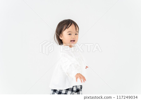 1 year old girl 117249034