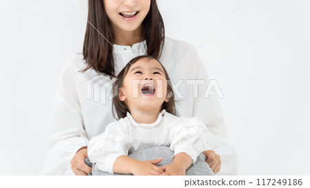 父母與孩子，母親，女兒，坐著 117249186