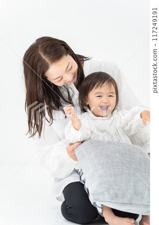 父母與孩子，母親，女兒，坐著 117249191