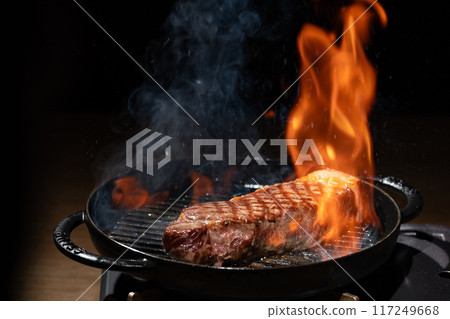 steak meat grill pan flambé 117249668