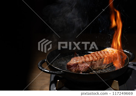 steak meat grill pan flambé steak meat grill pan flambé 117249669