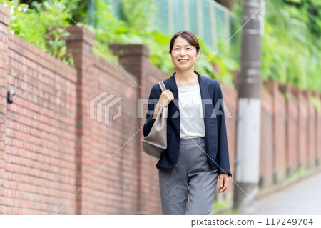 走與微笑的女實業家 117249704