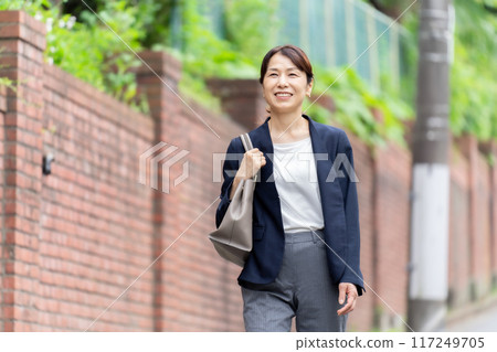 走與微笑的女實業家 走與微笑的女實業家 117249705
