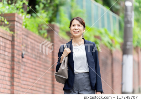 走與微笑的女實業家 走與微笑的女實業家 117249707