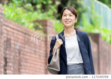 走與微笑的女實業家 117249709