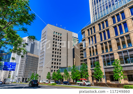 從東京千代田區有樂町日比谷街看日比谷海洋大廈和東京中城日比谷 從東京千代田區有樂町日比谷街看日比谷海洋大廈和東京中城日比谷 117249860