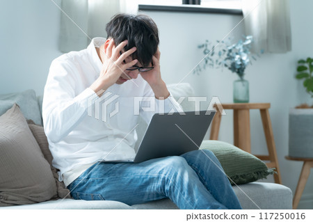 中年男子驚慌和擔憂 117250016