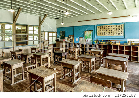 復古的教室裡，裸露的燈泡亮著，夏天的陽光透過窗戶照射進來。 117250198