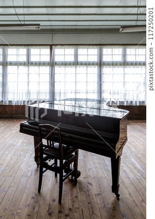 復古的音樂室,夏日的陽光透過窗邊的白色蕾絲窗簾照射進來 復古的音樂室,夏日的陽光透過窗邊的白色蕾絲窗簾照射進來 117250201