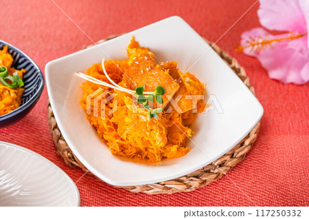 Stir-fried carrots with deep-fried tofu 117250332