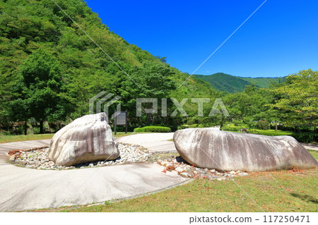 [廣島縣]晴天時在努庫伊水壩的坑洞巨石 117250471