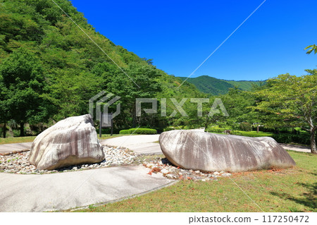 [Hiroshima Prefecture] Potholes and huge rocks at Nukui Dam on a clear day 117250472
