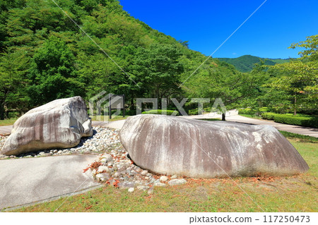 [Hiroshima Prefecture] Potholes and huge rocks at Nukui Dam on a clear day 117250473