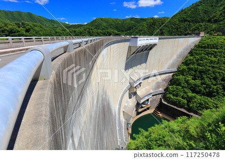 [Hiroshima Prefecture] Release of water from Nukui Dam on a clear day 117250478