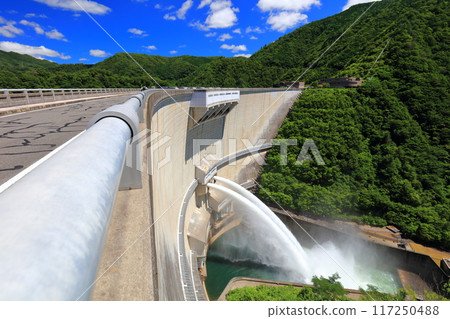 [Hiroshima Prefecture] Release of water from Nukui Dam on a clear day 117250488