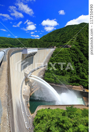[Hiroshima Prefecture] Release of water from Nukui Dam on a clear day 117250490