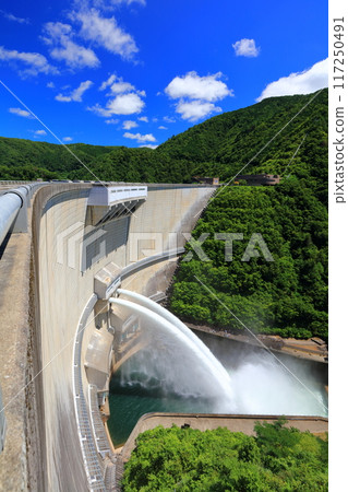 [Hiroshima Prefecture] Release of water from Nukui Dam on a clear day 117250491
