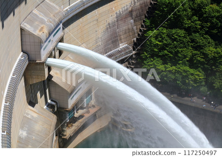 [Hiroshima Prefecture] Release of water from Nukui Dam on a clear day 117250497