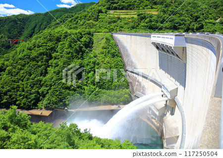 [Hiroshima Prefecture] Release of water from Nukui Dam on a clear day 117250504