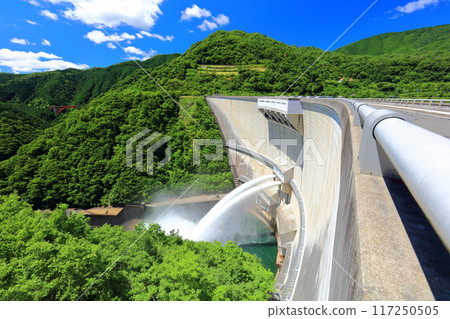[Hiroshima Prefecture] Release of water from Nukui Dam on a clear day 117250505
