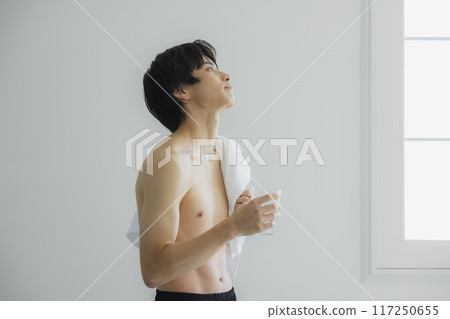 一個年輕人喝水 117250655