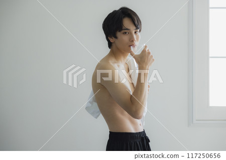 一個年輕人喝水 117250656