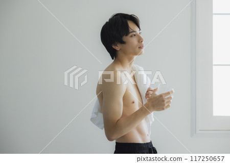 一個年輕人喝水 117250657